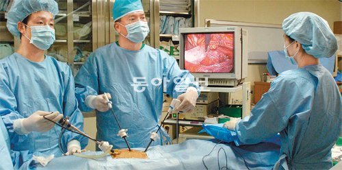 한솔병원은 복강경을 이용해 대장암, 직장암은 물론 탈장, 담석, 충수염 수술도 한다. 7월에는 내과질환을 전문적으로 치료하는 소화기·검진센터도 연다. 한솔병원 제공