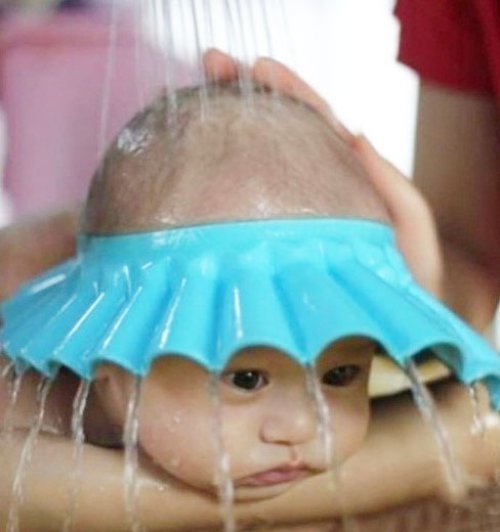 ‘무뚝뚝한 샤워 표정’이라는 제목으로 인기를 끌고 있는 아기 사진. 출처=페이스북