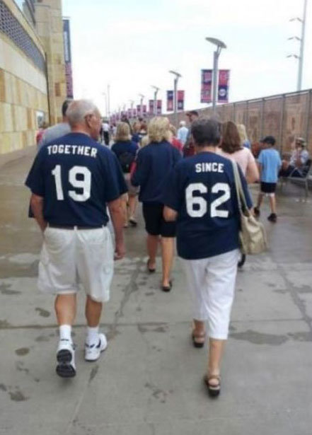 연륜이 묻어난 커플룩.