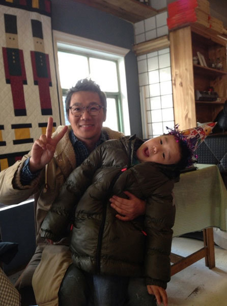 윤후 첫 광고 촬영.  사진출처│뮤직앤뉴 공식 트위터