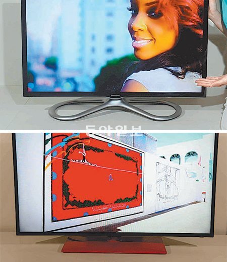 12일 중국에서 열린 삼성중국포럼에서 여성 모델이 중국인이 좋아하는 숫자 8과 붉은 색상을 사용한 TV 제품들을 소개하고 있다. 8자 모양의 스탠드를 사용한 ‘F4280’(위)과 스탠드를 붉게 칠한 ‘F5080’. 삼성전자 제공