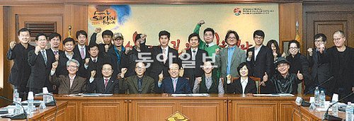 최근 열린 ‘경북도 실크로드 탐험대 발대식’에서 탐험대원 등이 성공을 기원하고 있다. 김관용 경북도지사(앞줄 가운데), 윤명철 탐험대장(김 지사의 왼쪽), 윤승철 청년탐험대장(김 지사의 오른쪽). 앞줄 맨 오른쪽은 명예 경북도민인 가수 이장희 씨. 경북도 제공