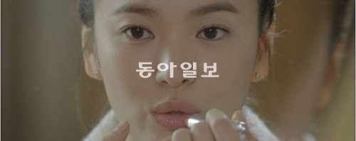침대에 누워도 얼굴이 퍼지지 않는 비현실적 아름다움을 지닌 드라마 속 오영(송혜교). SBS 제공