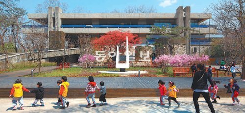 서울 어린이대공원의 랜드마크로 자리매김한 꿈마루. 나상진이 1968년 설계한 클럽하우스를 부분 개조한 작품이다. 김재경 씨 제공