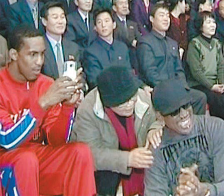 1일 북한 능라 곱등어관에서 돌고래쇼를 관람하며 웃고 있는 전 미국프로농구 선수 데니스 로드먼과 뒷좌석에 앉은 김자연 씨가 함께 이야기하고 있다. 조선중앙TV 캡처