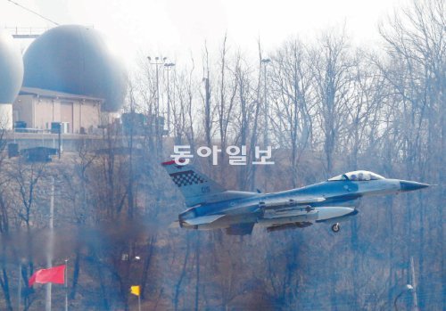 “기습 도발 어림없다” 美공군 훈련
미 공군 F-16 전투기가 13일 미7공군 소속 51전투비행단이 주둔하는 경기 오산공군기지에서 훈련을 위해 이륙하고 있다. F-16 전투기는 북한의 기습 도발에 대비하는 임무를 담당한다. 평택=전영한 기자 scoopjyh@donga.com