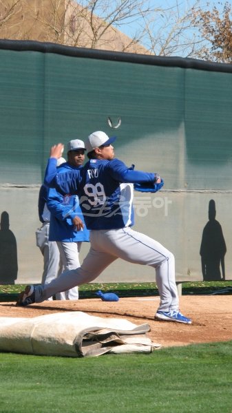 류현진(LA다저스)이 메이저리그에서도 신인왕 타이틀을 거머쥘 수 있을까? 류현진처럼 선발투수로 활약한 선수가 신인왕을 차지한 사례는 극히 드물다. 신인왕에 오르기 위해서는 실력뿐 아니라 운도 따라줘야 한다. 스포츠동아DB