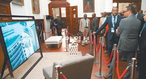 13일(현지 시간) 남아프리카공화국 케이프타운에서 열린 ‘삼성아프리카포럼’ 전시장을 찾은 관람객들이 85인치 초고화질(UHD) TV ‘85S9’를 살펴보고 있다. 삼성전자 제공