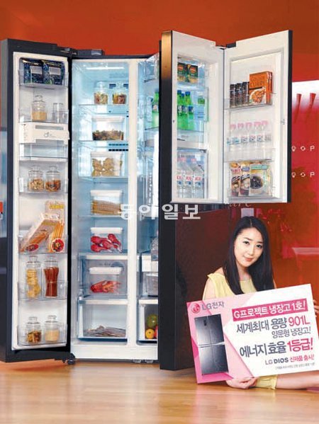 LG전자가 세계 최초로 선보인 대용량 901L 양문형 냉장고. LG전자 제공