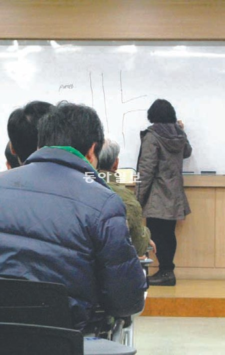 2월 24일 도로교통공단의 교통사고 가해자 교통안전 교육 수업에서 김모 씨(52)가 지난해 발생한 자신의 사고 경험을 설명하고 있다. 장선희 기자 sun10@donga.com