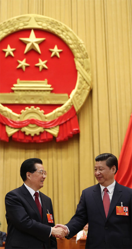 악수하는 신구 권력 14일 중국 베이징 인민대회당에서 열린 전국인민대표대회 전체회의에서 국가주석으로 선출된 시진핑 주석(오른쪽)이 후진타오 전 국가주석과 악수하고 있다. 베이징=신화 연합뉴스