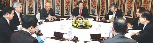 허창수 전국경제인연합회 회장(가운데)이 14일 서울 중구 소공동 롯데호텔에서 회장단 회의를 주재하고 있다. 허 회장 오른쪽부터 시계방향으로 조양호 한진그룹 회장, 강덕수 STX그룹 회장, 정준양 포스코 회장, 장세주 동국제강 회장, 이승철 전경련 상근부회장, 김윤 삼양그룹 회장, 현재현 동양그룹 회장, 이준용 대림산업 회장. 전국경제인연합회 제공