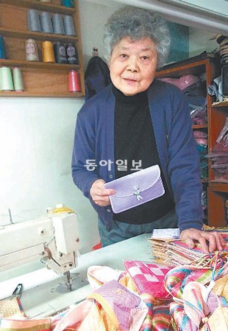 소산당의 김소애 여사가 박근혜 대통령이 사용하는 것과 같은 모델의 지갑을 들고 있
다. 김현진 기자 bright@donga.com
