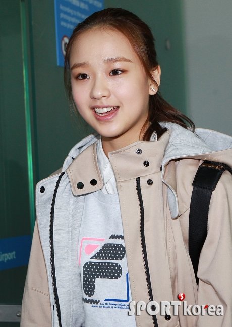 손연재가 15일 오전 인천국제공항을 통해 러시아로 출국하고 있다. 스포츠코리아