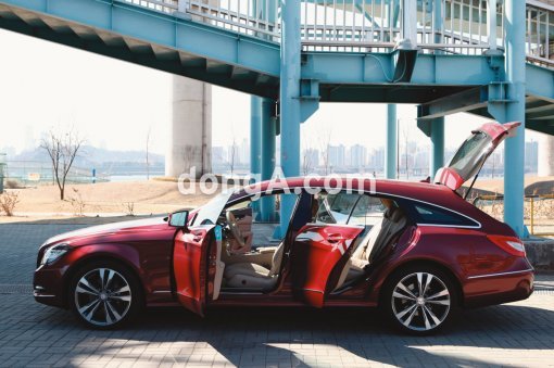 벤츠 CLS 슈팅 브레이크는 넓은 실내공간과 LED 램프 등 화려한 외관을 자랑한다.