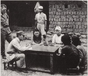 1944년 9월 중국 윈난성에서 심문을 받는 조선인 위안부.