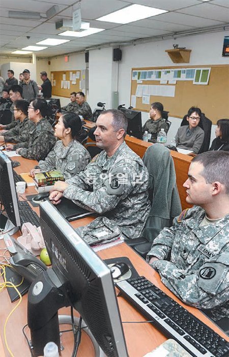 15일 서울 용산 한미연합사 기지 내 연합전투모의훈련센터에서 한미 연합군사연습인 ‘키리졸브’에 참여한 양국 군이 컴퓨터 시뮬레이션을 통해 대한민국 방어 및 군사작전 훈련을 진행하고 있다. 사진공동취재단