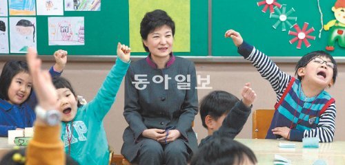 학교 안전 점검을 위해 15일 서울 종로구 창신동 명신초등학교를 방문한 박근혜 대통령(가운데)이 1학년 수업을 참관하고 있다. 청와대사진기자단