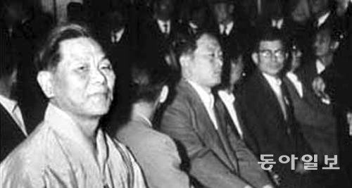 대법원 최종 판결일인 1959년 2월 27일 법정에 앉아있는 죽산 조봉암(왼쪽).한길사 제공