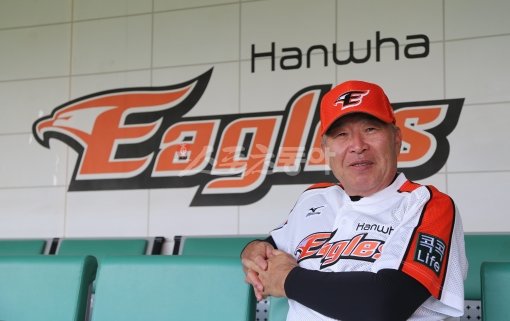 국보급 에이스에게도 “수고했어”라는 한마디가 최고의 칭찬이었다. 말보다 행동으로 불어넣는 긴장감, 스타군단을 휘어잡은 무언의 
카리스마. 그래서인지 그의 가을은 항상 금빛이었다. 한화 사령탑으로 현장에 복귀한 김응룡 감독이 그라운드를 응시하고 있다. 
스포츠동아DB