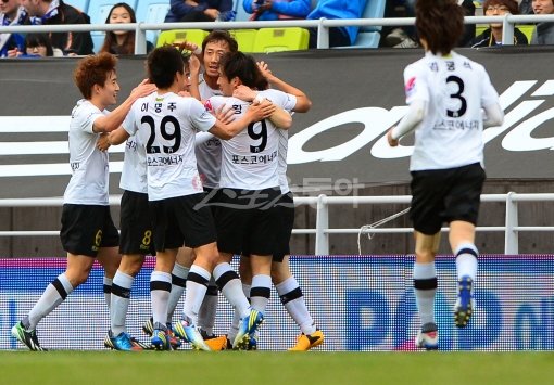 포항 선수들이 17일 K리그 클래식 3라운드 수원 원정에서 박성호(가운데 가장 큰 선수)가 팀의 두 번째 골을 터뜨리자 축하해주고 있다. 수원｜박화용 기자 inphoto@donga.com 트위터 @seven7sola