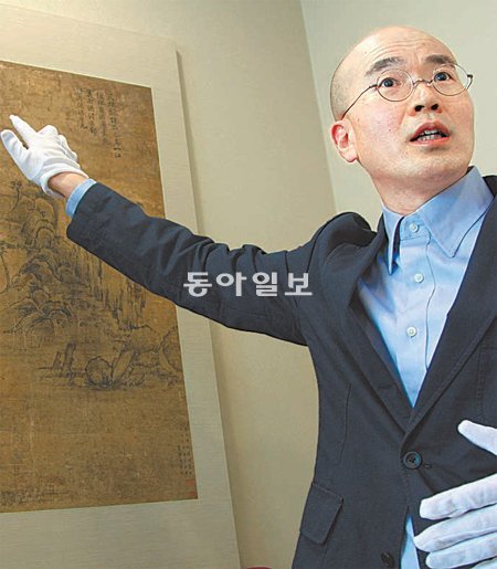 이동천 전 명지대 교수가 15일 서울 종로구 한 호텔에서 독화로사도 실물을 공개하고 그림을 설명하고 있다.

정양환 기자 ray@donga.com