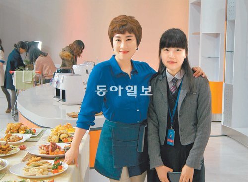 “화려한 말솜씨보다 사람과 공감하는 능력이 중요하다”고 말하는 GS SHOP 쇼핑호스트 임효진 씨(왼쪽)와 서울 이화미디어고 3학년 장지수 양.