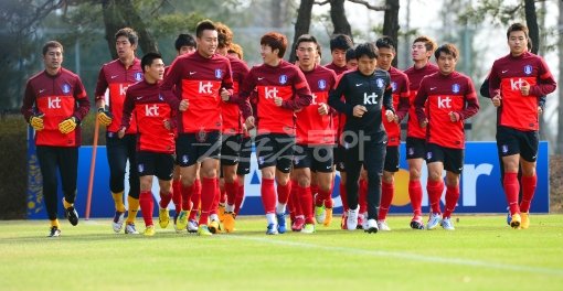 국가대표팀이 카타르와 월드컵 최종예선을 앞두고 18일 파주NFC에 소집됐다. 선수들이  훈련에 앞서 가볍게 러닝으로 몸을 풀고 있다. 파주｜박화용 기자 inphoto@donga.com 트위터@seven7sola