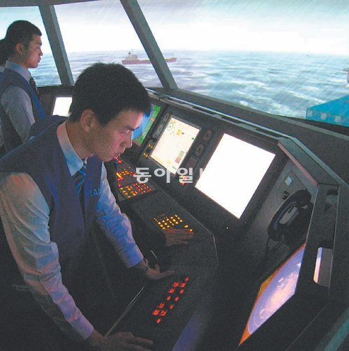 부산 중구 중앙동에 있는 한진해운 부산사옥 내 운항훈련원에서 교육생들이 선박 조종 시뮬레이터(SHS) 교육을 받고 있다. 시뮬레이터에는 실제 배를 운항하는 것과 흡사한 환경을 연출하기 위해 다양한 날씨가 입력돼 있으며 33가지의 선박을 운항하는 교육을 받을 수 있다. 한진해운 제공