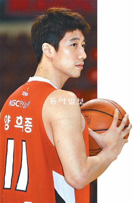올 시즌 ‘비신사적 플레이’ 논란에 휩싸였던 인삼공사 양희종. 말도 많고 탈도 많은 시즌을 보내고 있는 그가 14일 경기 안양체육관에서 농구공을 들고 포즈를 취했다. 그는 승부욕과 열정이 넘쳐 때로 거친 경기를 펼쳤다. 하지만 자신이 비신사적 플레이를 일삼는 것처럼 비치는 데는 억울해했다. 안양=신원건 기자 laputa@donga.com