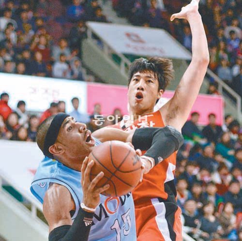 1월 17일 모비스와의 경기에서 상대 팀 에이스 문태영(왼쪽)의 공격을 저지하다 파울을 하고 있는 양희종. 동아일보DB