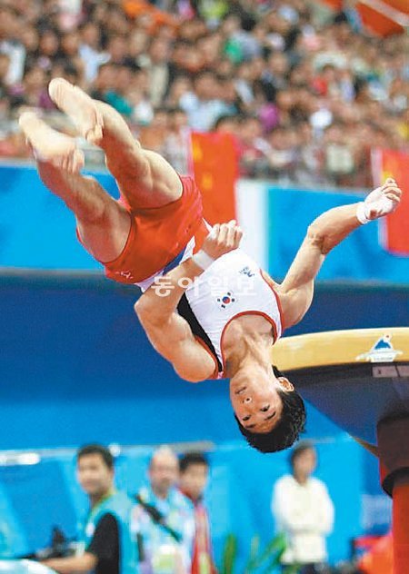 양학선이 2010년 광저우 아시아경기대회에서 역동적인 공중회전 후 착지를 위해 낙하하고 있다. 이 대회에서 금메달을 따며 한국 체조의 간판으로 떠오른 양학선은 이듬해 3월 월드컵에서 최하위의 쓴맛을 봤다. 동아일보DB