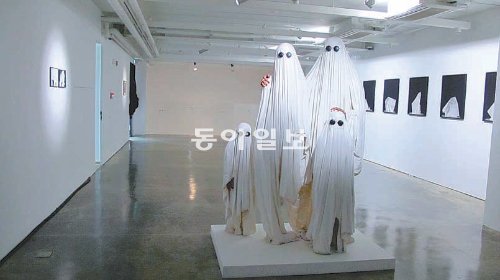 프랑스 신진작가들을 조명한 전시에 나온 테오 메르시에의 ‘투명가족’. 고미석 기자 mskoh119@donga.com