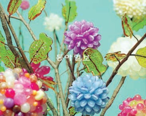 구성연 작 ‘사탕시리즈 c.03’(2009년). 금방이라도 꿀물이 떨어질 것 같은 알록달록한 사탕들이 꽃으로 태어나 달콤한 사랑을 암시한다. 서울미술관 제공