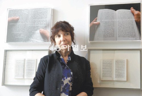 ‘베르크’ ‘루르드’ ‘No where’ 3부작으로 완결된 ‘언제, 그리고 어디에서…’ 앞에 선 프랑스 미술작가 소피 칼. 그는 텍스트와 이미지, 퍼포먼스를 아우르는 독창적 작업으로 세계무대에서 주목받고 있다. 313아트프로젝트 제공