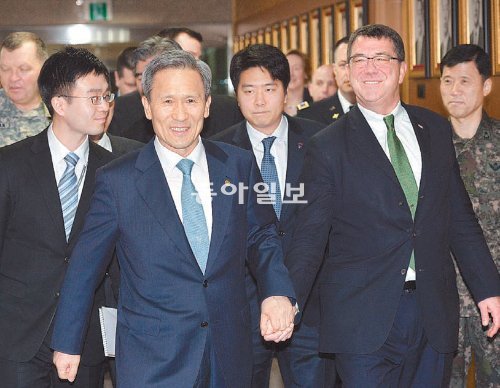 김관진 국방부 장관(앞줄 왼쪽)이 18일 서울 용산구 국방부 청사를 방문한 애슈턴 카터
미국 국방부 부장관(앞줄 오른쪽)과 손을 잡고 접견실로 걸어가고 있다. 사진공동취재단