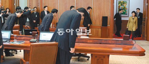 朴대통령 “속도 높여 일하자” 박근혜 대통령이 18일 청와대에서 수석비서관회의를 주재하기 위해 걸어 들어오고 있다. 박 대통령은 “출발이 늦은 만큼 국정철학을 공유해 속도를 높여 일하자”고 당부했다. 안철민 기자 acm08@donga.com