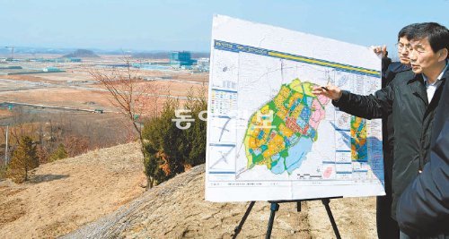 충북 음성군 맹동면과 진천군 덕산면 일대에 건설 중인 충북혁신도시(중부신도시) 조성 사업이 순조롭게 진행되고 있다. 내년 말까지 한국가스안전공사 등 11개 공공기관이 입주하는 이곳의 공정은 지난달 현재 95%다. 장기우 기자 straw825@donga.com