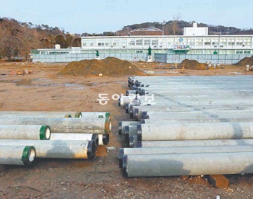 인천 옹진군 연평도 연평초등학교 옆에 있는 통합학교 신축공사 현장. 일부 주민, 시의원과 시민단체의 비리 의혹 제기로 공사가 한 달 가까이 중단됐다. 시교육청은 최근 일부 시의원들의 주장을 받아들여 연평초교를 허물고 그 자리에 통합학교를 짓기로 했다. 원대연 기자 yeon72@donga.com