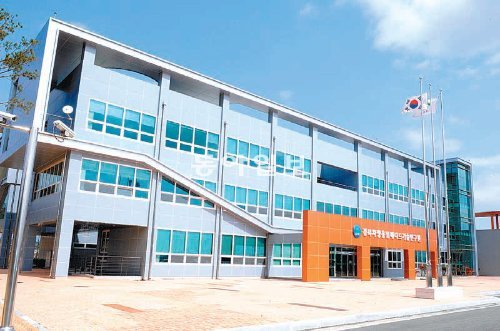 지방자치단체들의 항공우주산업 선점 경쟁이 뜨겁다. 항공우주기술혁신센터 등이 입주해 있는 경북 영천 하이테크지구의 경북차량용임베디드기술연구원 모습. 영천시 제공