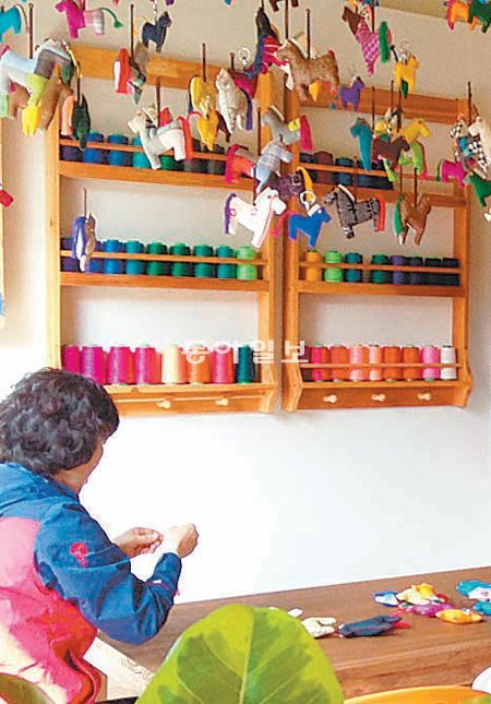 제주올레가 서귀포시 이중섭거리에 공방카페를 개설해 마스코트인 간세인형을 만드는 체험프로그램을 운영하는 등 사업을 확대한다. 사단법인 제주올레 제공