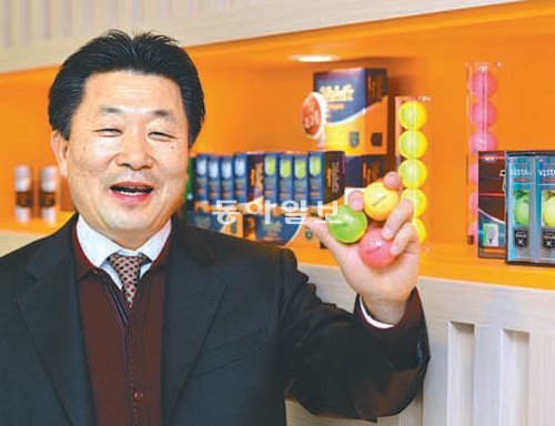 한국을 넘어 세계 시장에 도전하는 볼빅의 문경안 회장이 자사의 컬러 볼을 손에 쥐고 밝게 웃고 있다. 볼빅 제공