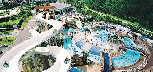 보광 휘닉스파크의 주중골프회원권을 구입한 회원들은 휘닉스파크에 위치한 워터파크(사진), 스키리프트 등 다양한 부대시설을 할인된 회원 요금으로 사용할 수 있다. 보광 휘닉스파크 제공