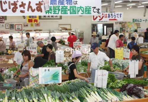 2000년대 이후 대다수 일본 농협은 조합원 감소로 어려움을 겪고 있지만 도쿄 인근 하다노 시 농협은 예외다. 하다노농협은 지역사회 공헌, 조합원 교육 등 다양한 활동으로 조합원이 꾸준히 늘고 있다. 국내 농협직판장의 모델이었던 하다노 농협 ‘파머스마켓’에서 소비자들이 제품을 고르고 있다. 하다노농협 제공