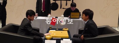 6회 잉창치배 우승자인 최철한 9단(오른쪽)과 7회 우승자인 판팅위 9단이 19일 중국 베이징에서 열린 제3회 자오상부동산배 한중단체전 1국에서 격돌했다. 이날 대결은 최 9단이 승리했다. 한국기원 제공