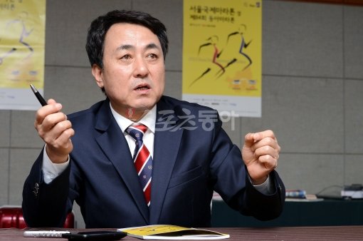 “엘리트 선수출신과 아마추어 동호인 간의 가교가 되겠다.” 5일 제9대 전국육상연합회장으로 취임한 윤여춘 회장이 우리나라 육상 
보급과 활성화에 대한 계획과 포부를 밝히고 있다. 김종원 기자 won@donga.com 트위터 @beanjjun