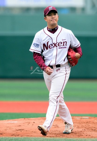 19일 오후 서울 목동야구장에서 열린 넥센과 SK의 프로야구 시범경기에서 넥센 투수 김병현이 선발로 나와 1회초 수비를 마치고 덕아웃으로 들어가고 있다. 목동ㅣ박화용 기자 inphoto@donga.com 트위터 @seven7sola