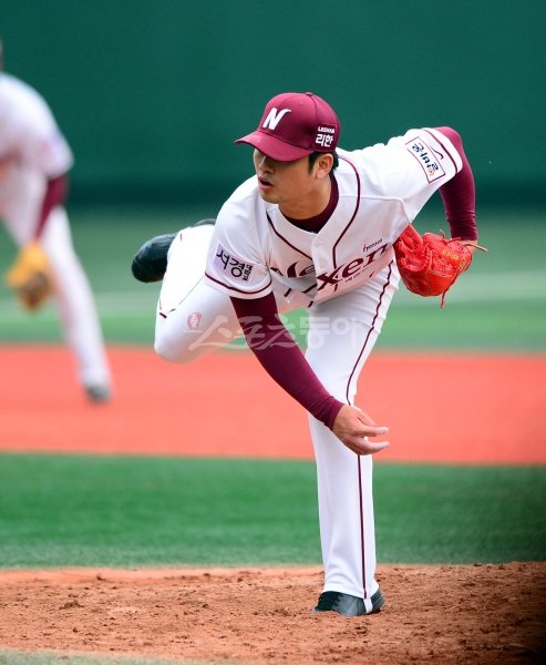 19일 오후 서울 목동야구장에서 열린 넥센과 SK의 프로야구 시범경기에서 넥센 투수 손승락이 9회초 마운드에 올라 투구하고 있다. 목동｜박화용 기자 inphoto@donga.com 트위터 @seven7sola