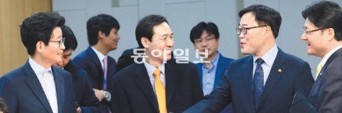 민주통합당 486그룹 모임인 ‘진보행동’ 회원들이 19일 국회의원회관에서 토론회를 시작하기 전 이야기를 나누고 있다. 발제자로 나선 우상호 의원(앞줄 왼쪽에서 두 번째)은 “민주당은 계파 정치를 해결하지 않고 혁신할 수 없다”며 진보행동 해체를 선언했다. 안철민 기자 acm08@donga.com