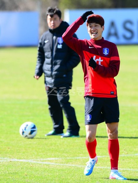 이청용이 20일 파주NFC에서 열린 대표팀의 전술훈련 도중 동료에게 수신호를 보내며 웃고 있다. 파주｜박화용 기자 inphoto@donga.com 트위터 @seven7sola